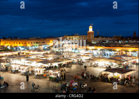 Ansicht des Platzes Djemaa El Fna in der Nacht, Marrakesch, Marokko. Stockfoto