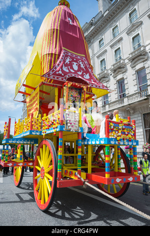 London, Großbritannien. 17 Juni, 2012. Rathayatra Parade mit großen Massen von Hare Krishna Anhänger in London. Stockfoto