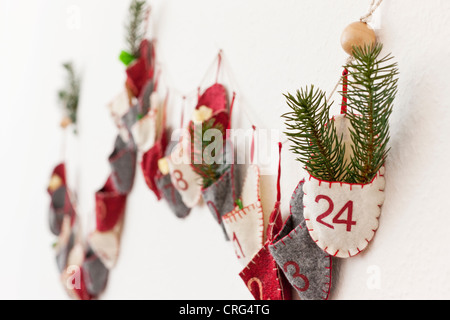 Nahaufnahme des Adventskalenders an Wand Stockfoto