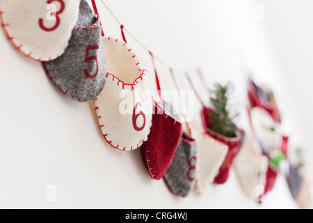 Nahaufnahme des Adventskalenders an Wand Stockfoto