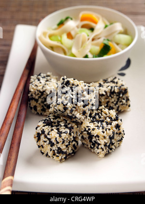 Frittierten Tofu mit Rühren braten Nudeln Gemüse japanische Hauptmahlzeit Stockfoto