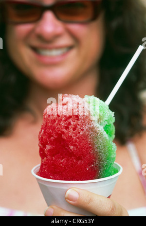 Eine Frau hält ein rasiert Eis-Dessert in Oahu, Hawaii. Stockfoto