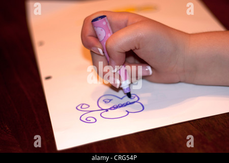 Hand des Kindes auf ein Blatt Papier zeichnen Stockfoto