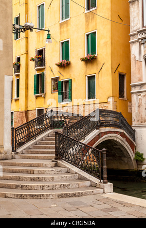 Eine attraktive Brücke über einen kleinen Kanal in Venedig, Italien Stockfoto