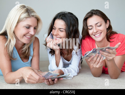 Lächelnde Frauen Geldzählen zusammen Stockfoto