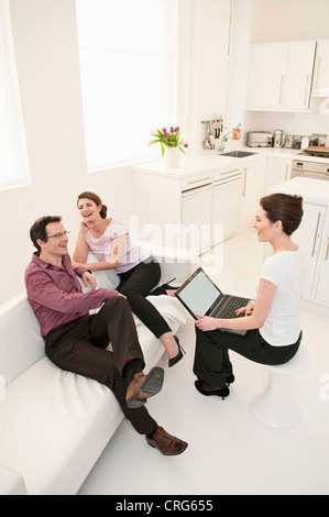 Geschäftsleute sprechen im Pausenraum Stockfoto