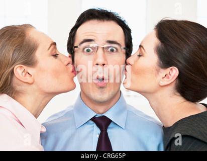 Geschäftsfrauen Kollegen Wangen küssen Stockfoto