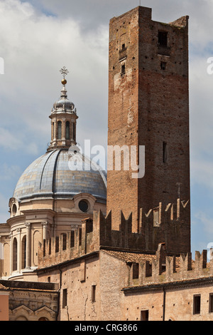 Reich verzierte Kuppel und Turm am Stadtplatz Stockfoto