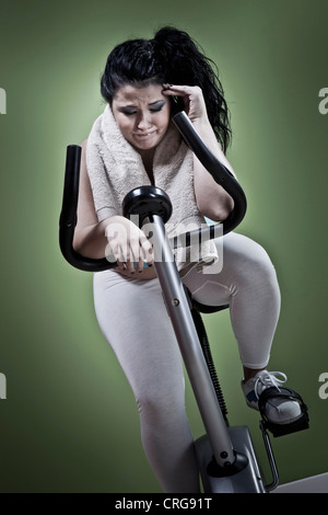 Frau mit Heimtrainer zu Hause Stockfoto