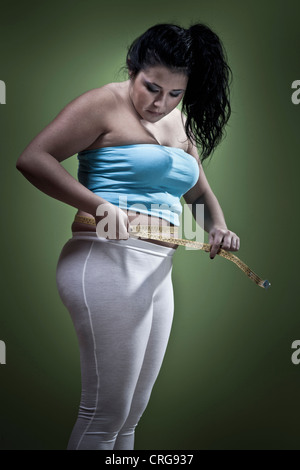 Frau, die ihre Taille messen Stockfoto
