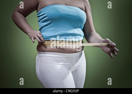 Frau, die ihre Taille messen Stockfoto