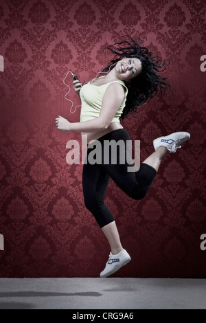 Frau hören Kopfhörer in Training Stockfoto