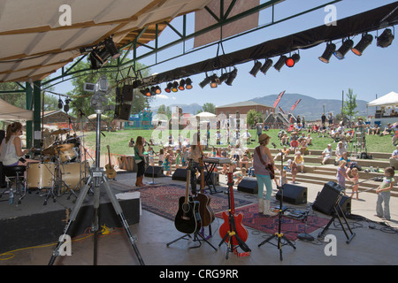 Das Bandana rot spielt eine Musikkapelle von vier jungen Mädchen während des jährlichen Fibark-Festival im Riverside Park, Salida, Colorado. Stockfoto