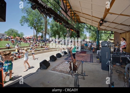 Das Bandana rot spielt eine Musikkapelle von vier jungen Mädchen während des jährlichen Fibark-Festival im Riverside Park, Salida, Colorado. Stockfoto