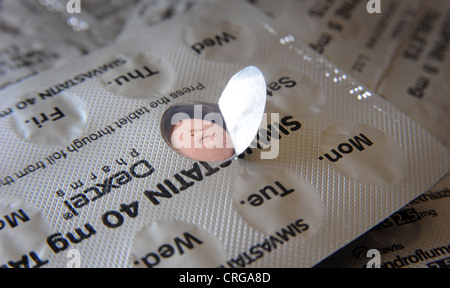 GEÖFFNETE BLISTERPACKUNG VON VERSCHREIBUNGSPFLICHTIGEN MEDIKAMENTE PILLEN TABLETTEN WIEDER ÄRZTE GESUNDHEIT KRANKHEITEN KUREN GEBÜHREN NATIONAL HEALTH SERVICE KOSTEN UK Stockfoto