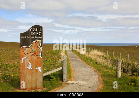 Mull Head lokalen Naturschutzgebiet Zeichen durch Pfad zu The Gloup, eine eingestürzte Meereshöhle Deerness Orkneyinseln Schottland UK Stockfoto