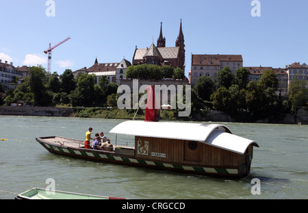 Fähre über den Rhein, Basel, Schweiz, Basler Münster in BG Stockfoto