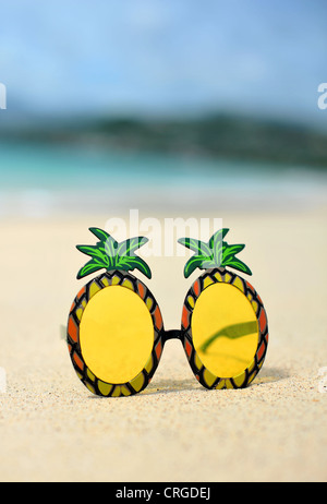 Ananas-förmige Sonnenbrille auf einem weißen Sandstrand, Grand Anse Beach, Grenada, Caribbean Stockfoto