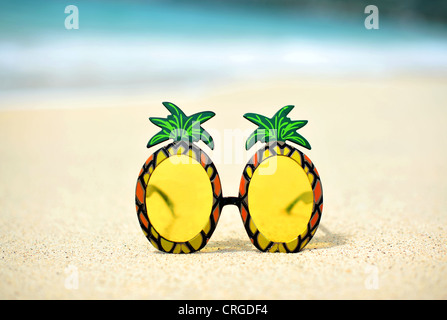 Ananas-förmige Sonnenbrille auf einem weißen Sandstrand, Grand Anse Beach, Grenada, Caribbean Stockfoto