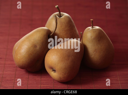 4 Birnen auf rotem Grund Stockfoto