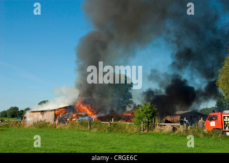 Brennen einer Scheune mit Stroh, Deutschland, Niedersachsen, Ilsede/Oelsburg Stockfoto