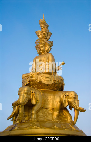 Blick auf den goldenen Buddha auf dem Gipfel des Mount Emei Shan, Sichuan. China Stockfoto