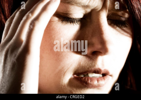 Junge Frau mit Kopfschmerzen. Stockfoto