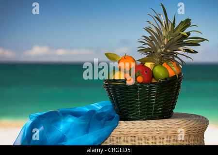 Korb mit verschiedene tropische Früchte, Meer im Hintergrund Stockfoto