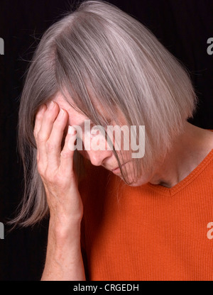 verzweifelte Seniorin Stockfoto