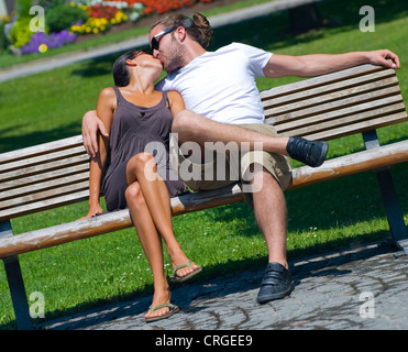 Liebespaar auf einer Bank sitzend Stockfoto