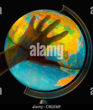 symbolisches Bild für den Schutz der Hand auf der ganzen Welt Stockfoto