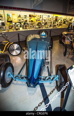 Hot Rods, Dragster, Sportwagen und Land Speed Record Autos im Wally Parks NHRA Museum in Pomona Kalifornien Stockfoto