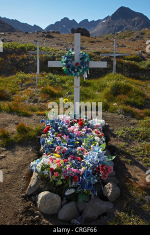 Gräber auf dem Friedhof, Ammassalik, Ostgrönland, Tasiilaq, Grönland Stockfoto