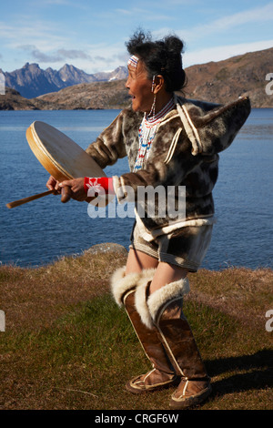 Schamanen tanzen mit Tabour, Ammassalik, Ostgrönland, Kulusuk, Grönland Stockfoto