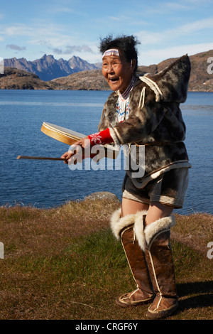 Schamanen tanzen mit Tabour, Ammassalik, Ostgrönland, Kulusuk, Grönland Stockfoto