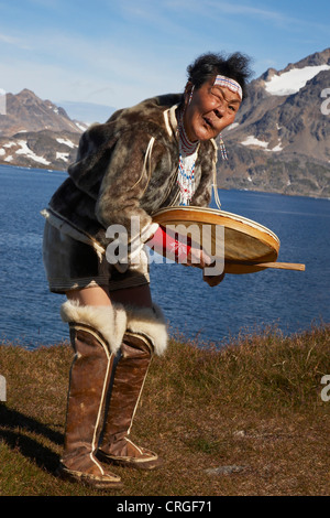 Schamanen tanzen mit Tabour, Ammassalik, Ostgrönland, Kulusuk, Grönland Stockfoto