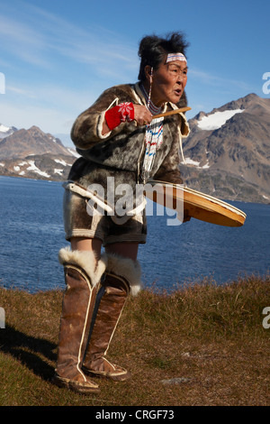 Schamanen tanzen mit Tabour, Ammassalik, Ostgrönland, Kulusuk, Grönland Stockfoto