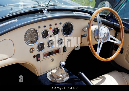 Armaturenbrett eines britischen AC Cobra Sportwagen. Stockfoto
