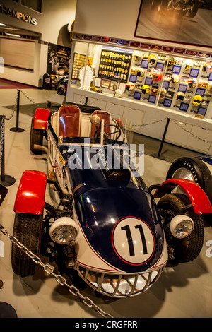 Hot Rods, Dragster, Sportwagen und Land Speed Record Autos im Wally Parks NHRA Museum in Pomona Kalifornien Stockfoto