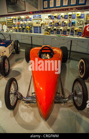 Hot Rods, Dragster, Sportwagen und Land Speed Record Autos im Wally Parks NHRA Museum in Pomona Kalifornien Stockfoto