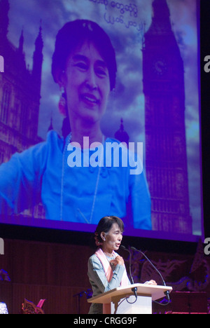 Aung San Suu Kyi. Begegnung mit den Menschen in Birma in der Royal Festival Hall London UK 22. Juni 2012. HOMER SYKES Stockfoto