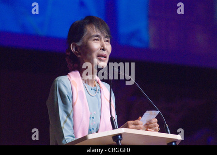 Aung San Suu Kyi trifft sich am 22. Juni 2012 in der Royal Festival Hall London England mit Mitgliedern der burmesischen Gemeinde. HOMER SYKES AUS DEN 2010ER JAHREN Stockfoto