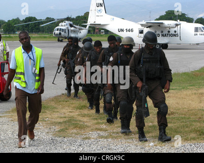 Soldaten am Flughafen, Flugzeuge und Hubschrauber der "Mission der Vereinten Nationen Stabilisierung in Haiti" in den Hintergrund, Haiti, Provine de l ' Ouest, Port-Au-Prince Stockfoto