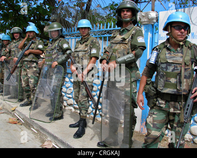 schwer bewaffnet uruguayischen blauen Helm Soldaten der "Mission der Vereinten Nationen Stabilisierung in Haiti", Haiti, Grande Anse, Jeremie Stockfoto