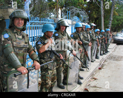 schwer bewaffnet uruguayischen blauen Helm Soldaten der "Mission der Vereinten Nationen Stabilisierung in Haiti", Haiti, Grande Anse, Jeremie Stockfoto