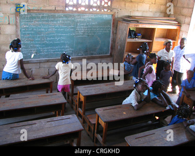 Bürgerliche Mitglieder des "Stabilisierungsmission der Vereinten Nationen in Haiti" Besuch der Schule, Haiti, Grande Anse, Iles Cayemites Stockfoto