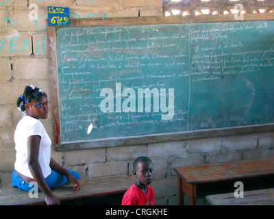 Lehrer und Schüler in einem haitianischen Klassenzimmer, Haiti, Grande Anse, Iles Cayemites Stockfoto