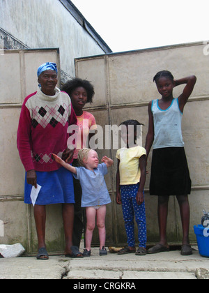 Albino-Mädchen stehen am Tor mit 4 weiblichen Mitgliedern ihrer Familie, Haiti, zusammengesetzte Provinz de l ' Ouest, Kenskoff, Port-Au-Prince Stockfoto