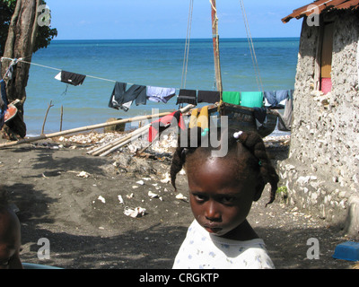 junge Gril aus einer Fisher Familie mit einem Haus direkt an der Karibik, Haiti, Grande Anse, Dame Marie Stockfoto