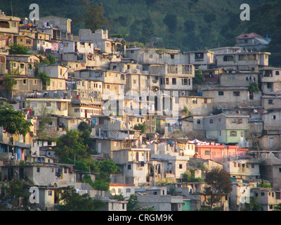 Wohnbereich mit einer großen Anzahl von einfachen Häusern in einer hügeligen Gegend entwickelt, Slum, Haiti, Provinz de l ' Ouest, Bourdon, Port-Au-Prince Stockfoto